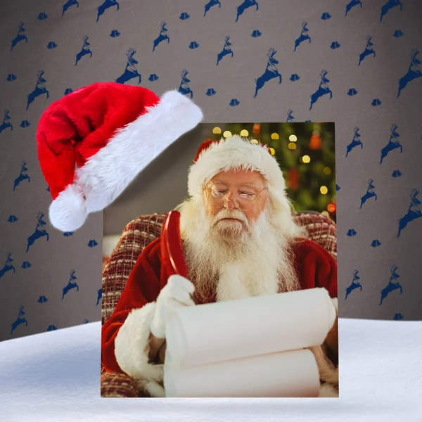 Noel Baba onun listesi bir kalem ile yazma — Stok fotoğraf