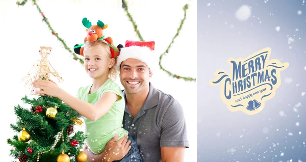 Feliz padre e hija decorando juntos — Foto de Stock