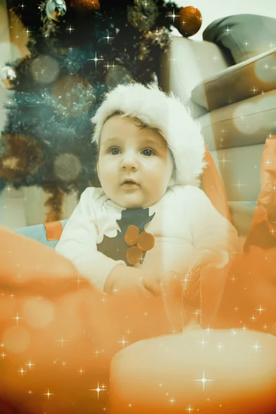 Niño lindo en gran regalo de Navidad —  Fotos de Stock