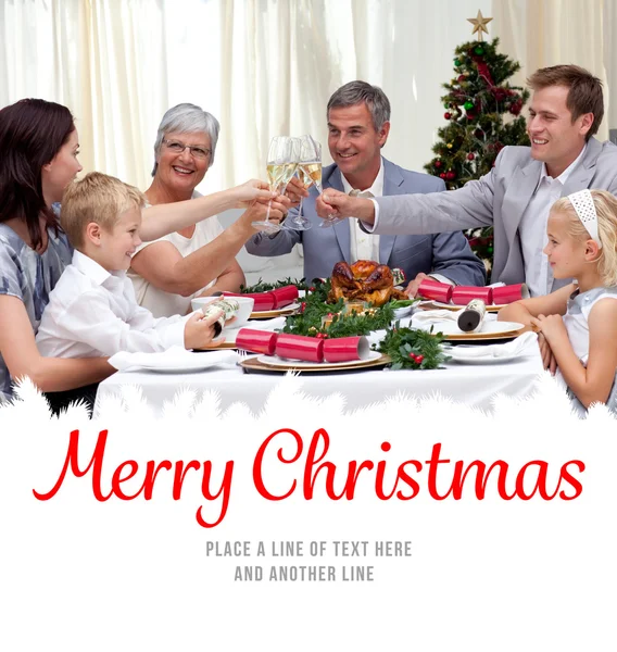 Rodina pití topinky v vánoční večeře — Stock fotografie
