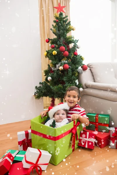 Boy and baby brother at christmas — Stock Photo, Image