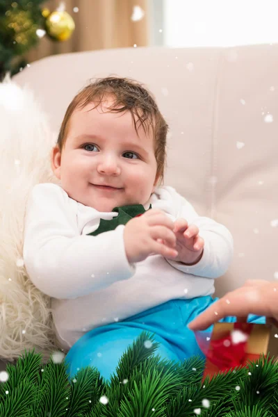 Niedlicher kleiner Junge auf der Couch — Stockfoto