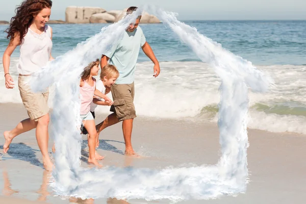 Zusammengesetztes Bild einer Familie, die am Strand läuft — Stockfoto