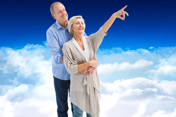 Glad äldre par embracing och ser — Stockfoto