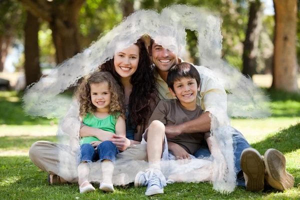 庭に座っている幸せな家族の合成画像 — ストック写真