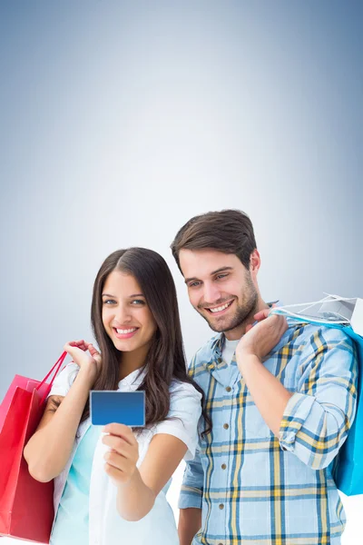 Pareja con bolsas de compras y tarjeta de crédito — Foto de Stock