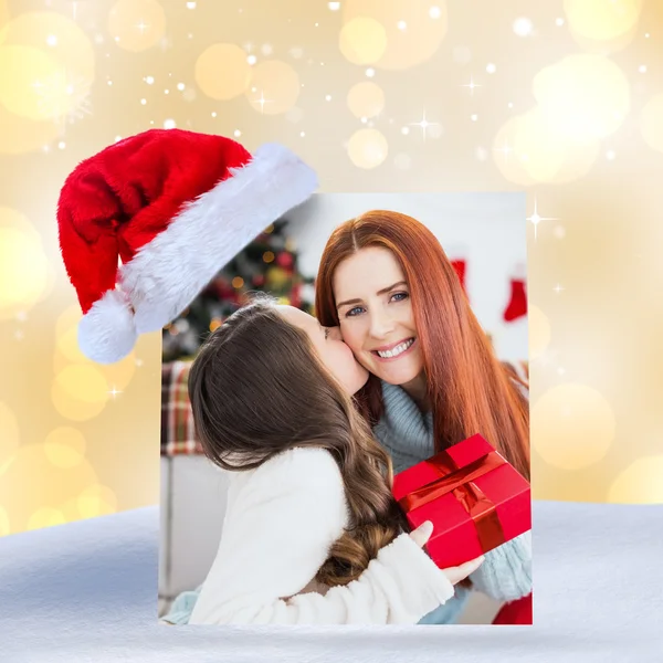 Filha dando a sua mãe um Natal presen — Fotografia de Stock