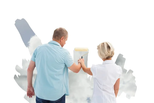 Feliz casal mais velho pintando um céu — Fotografia de Stock