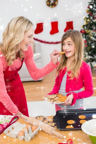 Festlig mor och dotter att göra julkakor — Stockfoto