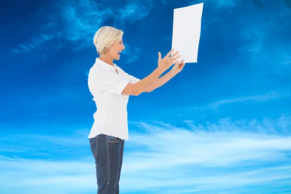 Mujer enojada gritando a trozo de papel — Foto de Stock