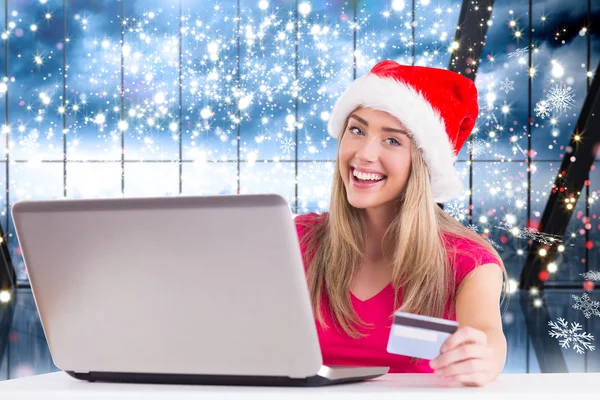 Feestelijke blonde online winkelen met laptop — Stockfoto