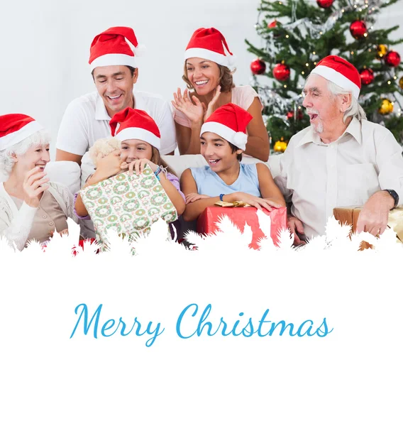 Kleines Mädchen öffnet Weihnachtsgeschenk — Stockfoto