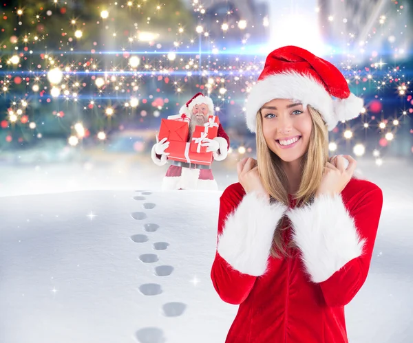 Hübsches Weihnachtsmädchen lächelt in die Kamera — Stockfoto