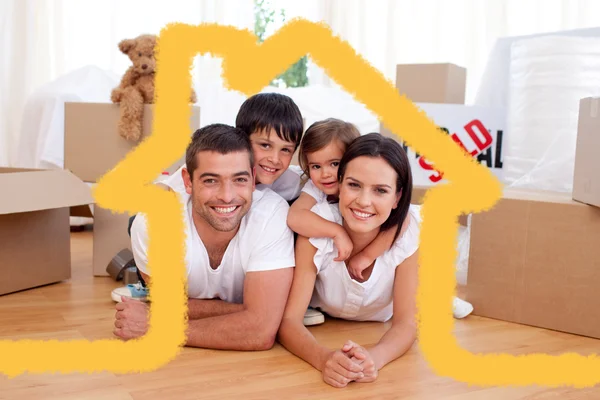 Lycklig familj efter att köpa nytt hus — Stockfoto
