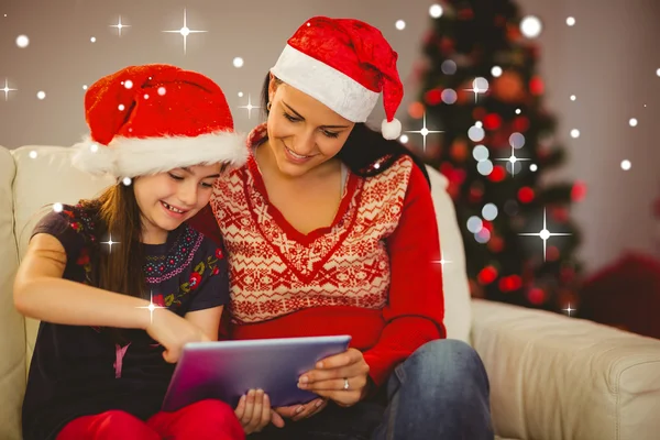 Madre e hija festiva usando tableta —  Fotos de Stock