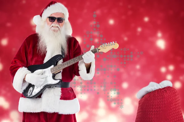 Papai Noel toca guitarra com óculos de sol — Fotografia de Stock