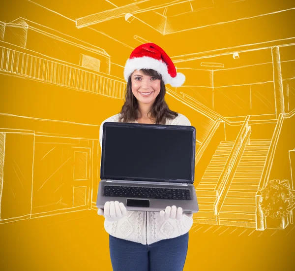 布鲁内特在圣诞老人的帽子，显示她的笔记本电脑 — 图库照片