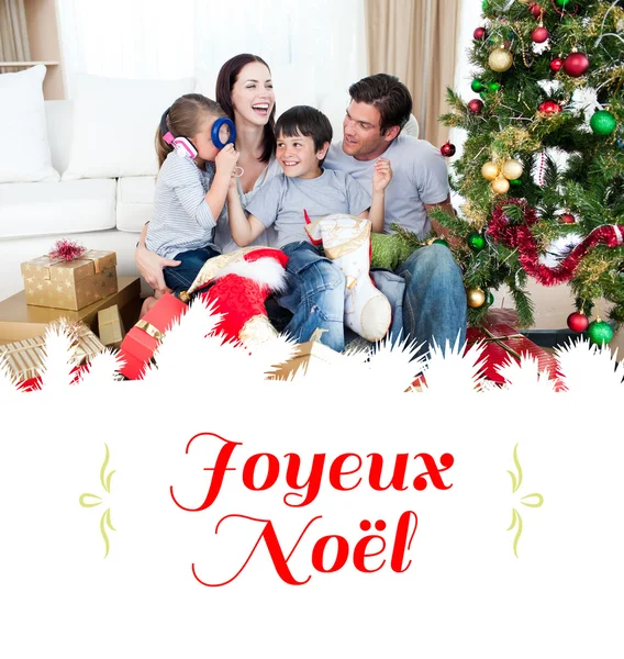Familj spelar med julklappar — Stockfoto