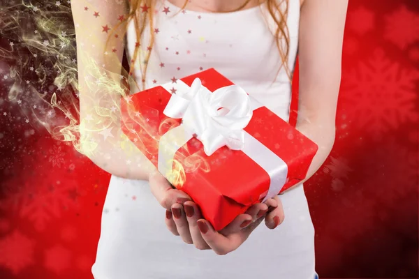 Vrouw met rode en witte geschenk — Stockfoto
