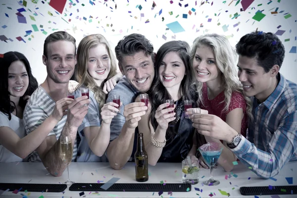 Imagem composta de amigos com bebidas — Fotografia de Stock