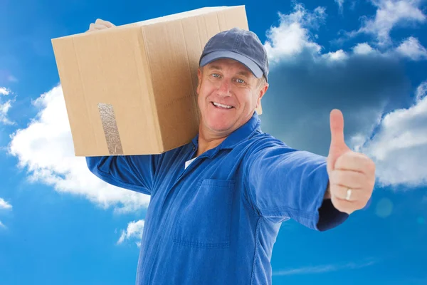 Homem de entrega feliz segurando caixa de papelão — Fotografia de Stock