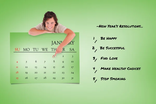 Sonriente hombre apuntando a un calendario — Foto de Stock