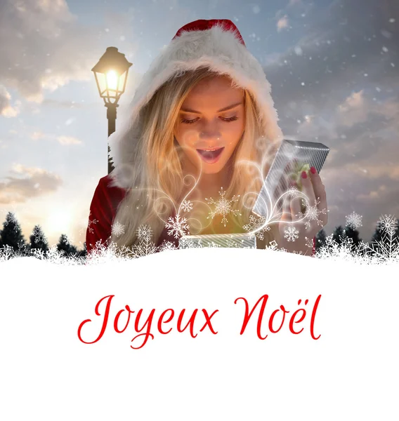 Sexy santa fille ouverture cadeau — Photo