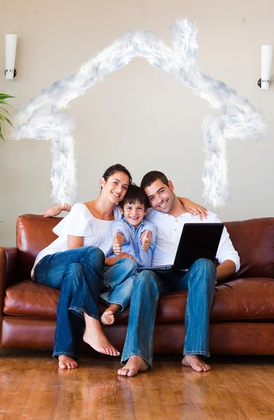 Família usando um laptop com polegares para cima — Fotografia de Stock