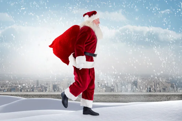 Santa stående på snöiga avsats — Stockfoto