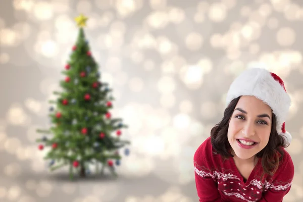 Glad brunett sitter och inslagning jul — Stockfoto