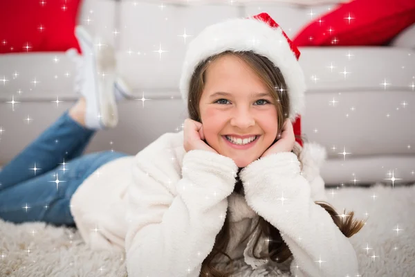 Kleines Mädchen lächelt in die Kamera — Stockfoto