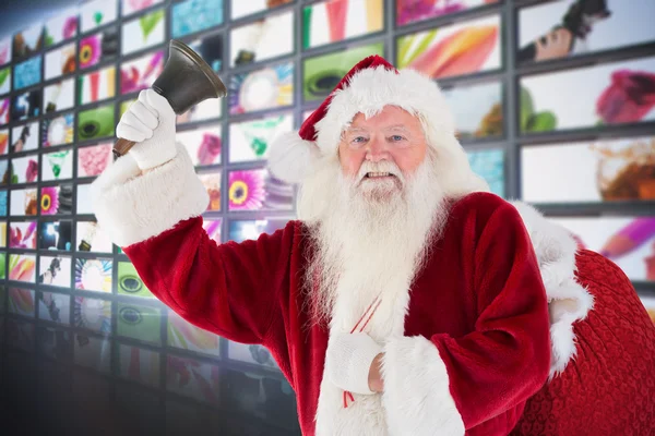 Glücklicher Weihnachtsmann, der eine Glocke läutet — Stockfoto