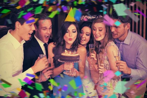 Amici attraenti che festeggiano un compleanno — Foto Stock