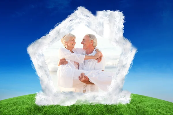 Man carrying his wife on the beach — Stock Photo, Image