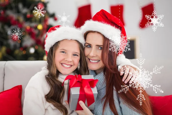 Mère et fille tenant présent — Photo