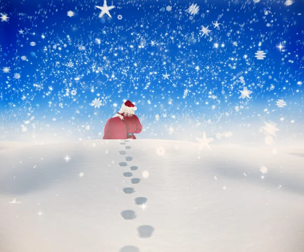Санта ходьба на снігу — стокове фото