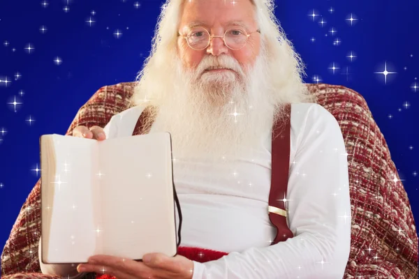 Papai Noel mostrando livro — Fotografia de Stock