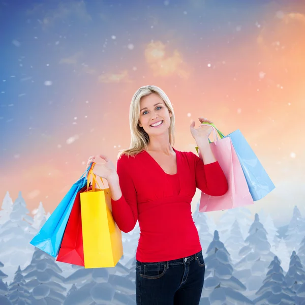 Feliz rubia sosteniendo bolsas de compras — Foto de Stock