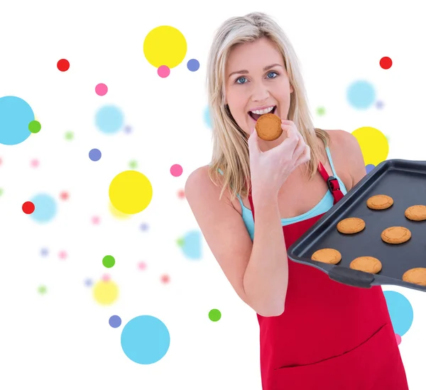 Blonde eten warm cookies — Stockfoto