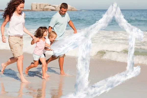 Комический образ семьи, бегущей по пляжу — стоковое фото