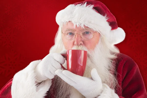 Bevande di Santa dalla tazza rossa — Foto Stock