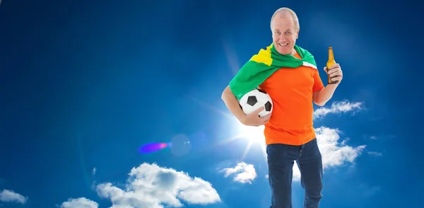 Tshirt arancione in possesso di calcio — Foto Stock