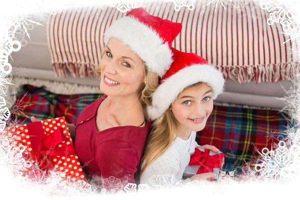 Madre e hija festivas sonriendo — Foto de Stock