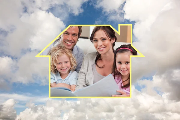 Close up van een familie op zoek naar een fotoalbum — Stockfoto