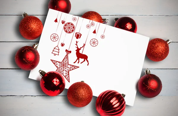 Zusammengesetztes Bild hängender roter Weihnachtsdekoration — Stockfoto