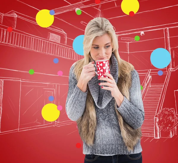 Woman in winter clothes holding mug — Stock Photo, Image