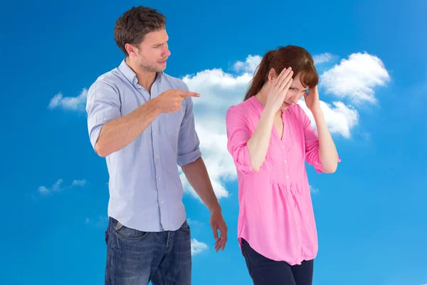 Imagen compuesta del hombre dándole a la mujer un dolor de cabeza — Foto de Stock