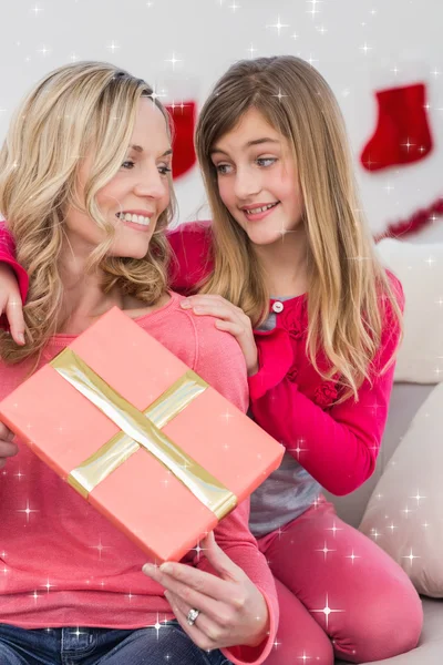 Petite fille donnant à sa mère un cadeau de Noël — Photo