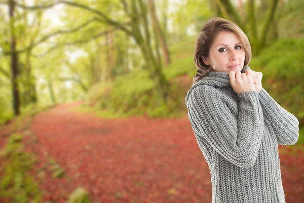 Красивая девушка в свитере — стоковое фото