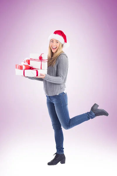 Festliche Blondine hält Berge von Geschenken in der Hand — Stockfoto